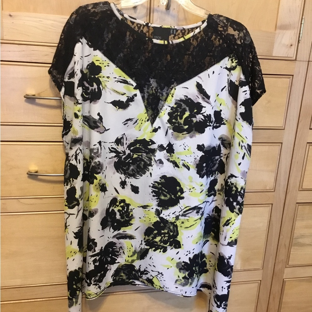 Short sleeve top size 20, lace yolk/shoulders. Black, yellow, white. Cap sleeve.